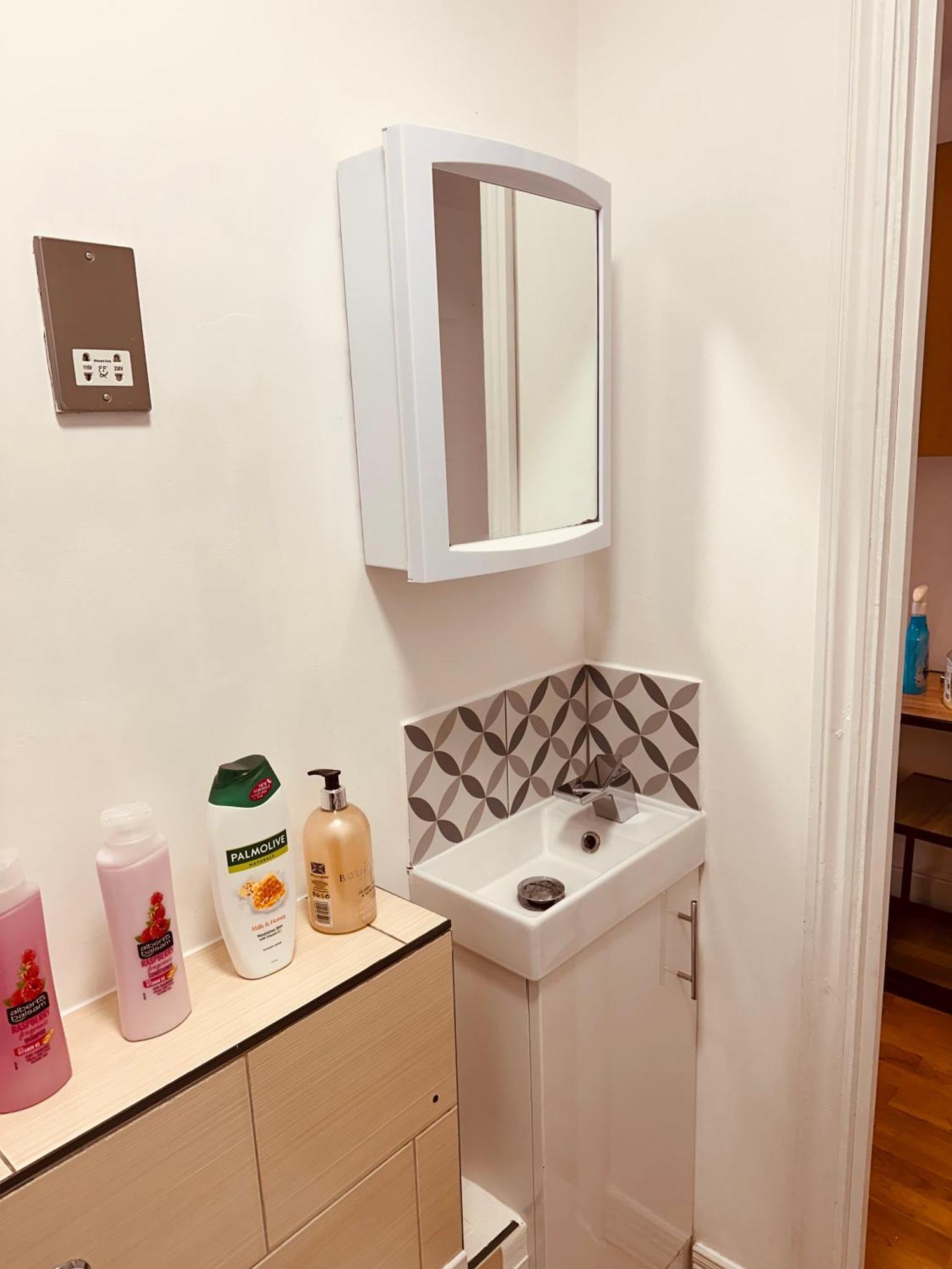 Stunning One Bedroom Studio Flat Londen Buitenkant foto
